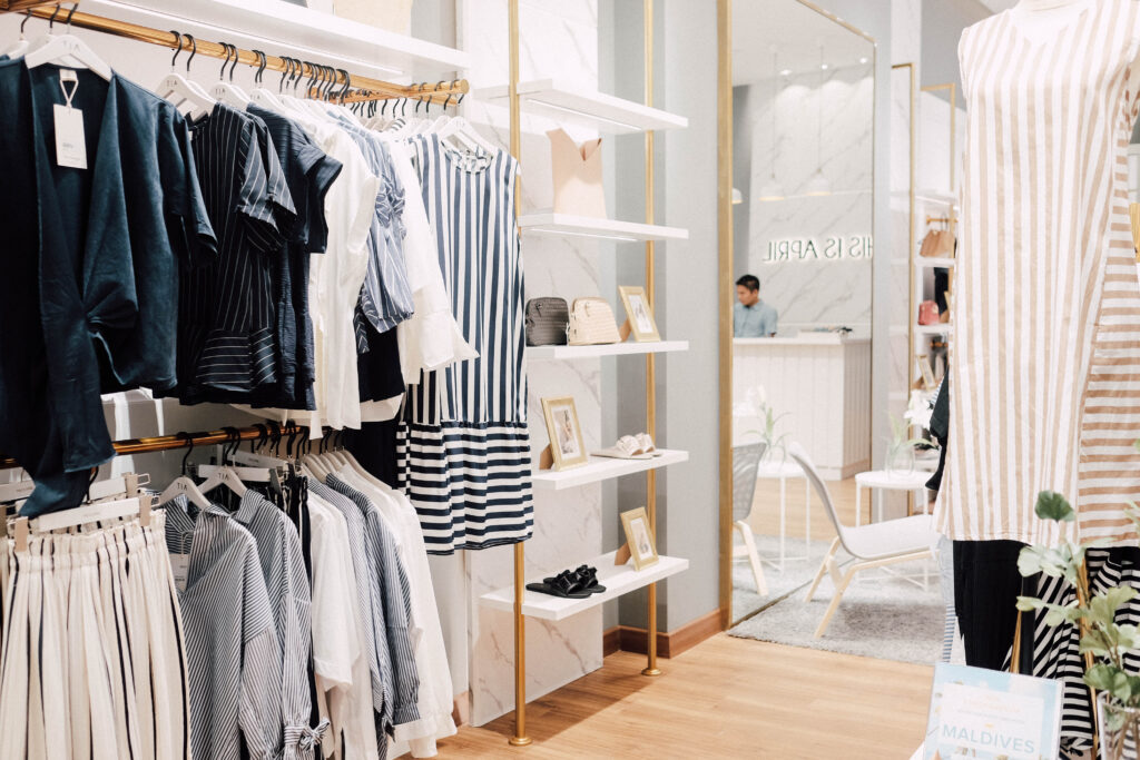 7 Rekomendasi Brand Baju Lokal Terfavorit 2024, Cocok Dipakai saat ... Pakaian handmade premium