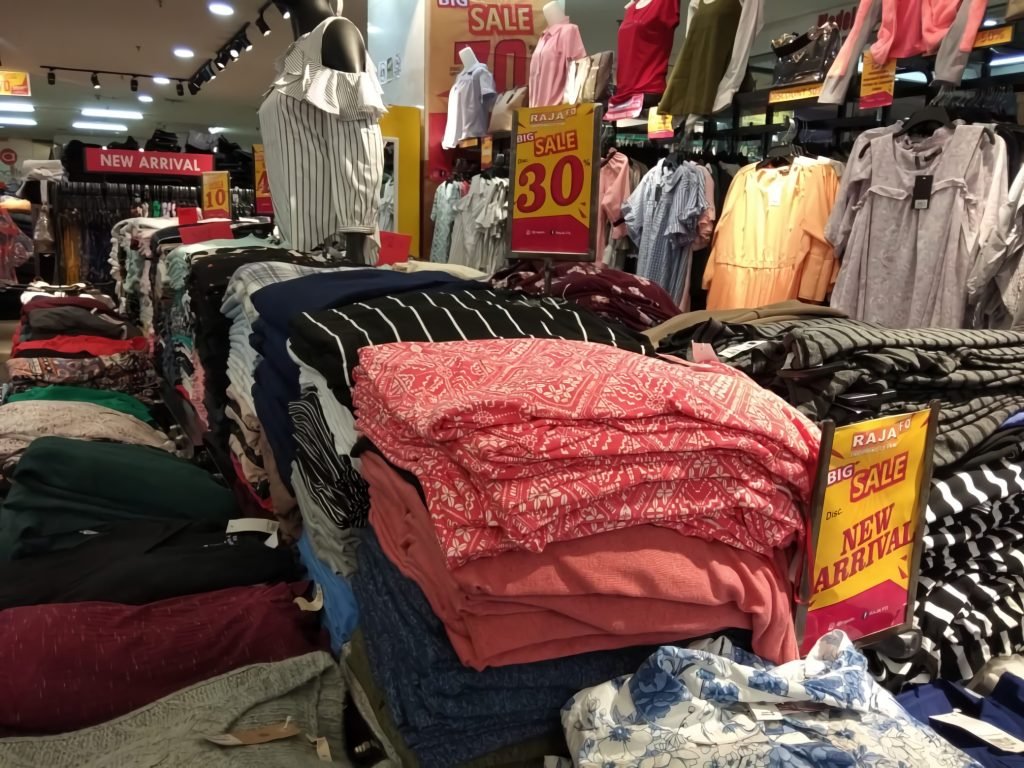 Ikuti Tips Branding Baju untuk Bisnis Fashion Terbarumu Yuk! Butik pakaian branded