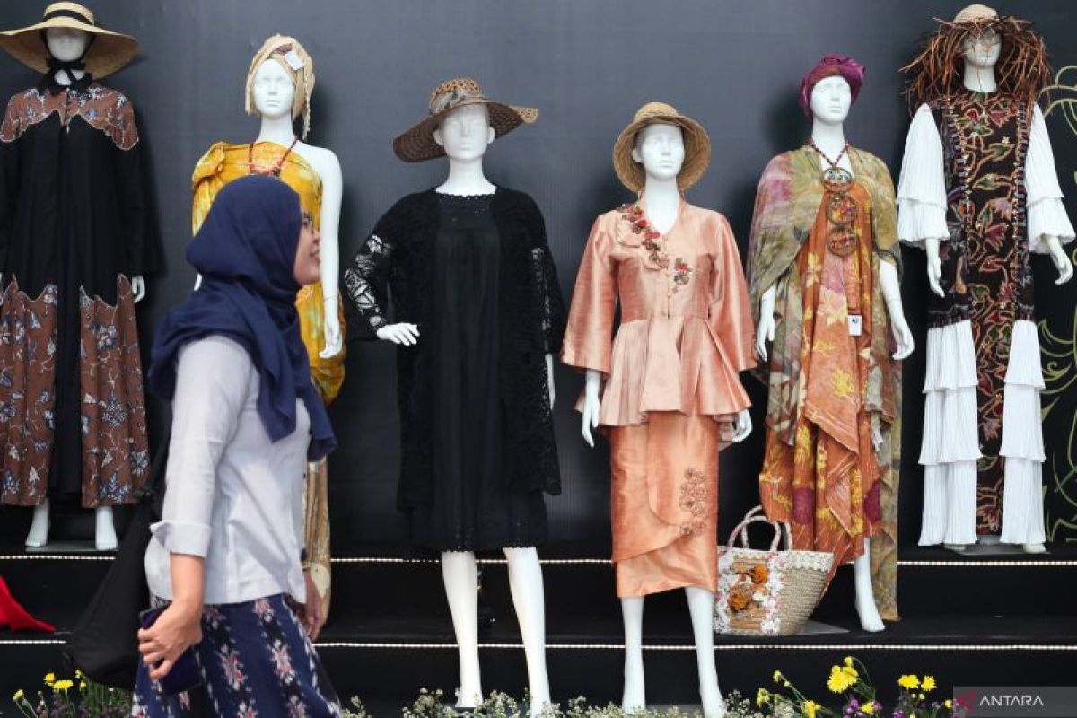 Tren fashion wanita tahun 2025 berdasarkan brand mode dunia ...