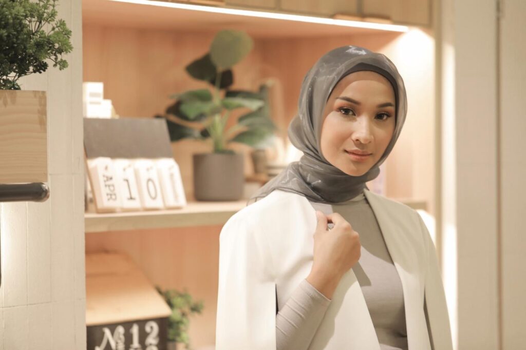 5 Tutorial Hijab Formal untuk ke Kantor, Simpel! | AllThingsBeauty
