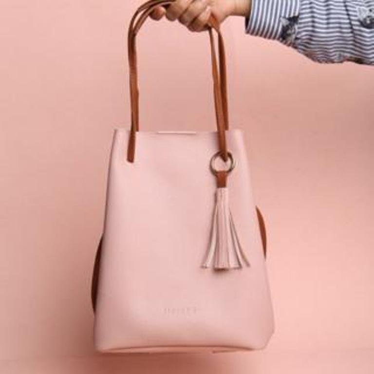 Sling Bag Wanita Kekinian Hadir dengan Beberapa Desain Menarik Sling Bag Wanita Kekinian Hadir dengan Beberapa Desain Menarik