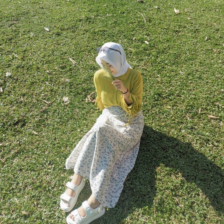 Aesthetic foto | Gaya busana, Gambar gadis cantik, Gadis berjilbab